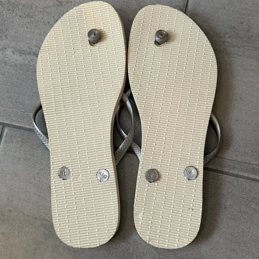 Havaianas Beach Tropical Floral Flip Flops (11/12) New - Picture 2 of 3